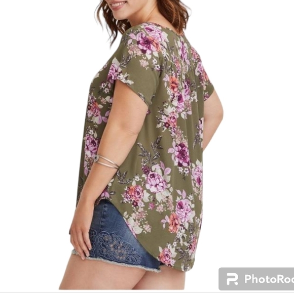 + TORRID Georgette Keyhole olive floral short sleeve blouse - Picture 4 of 6